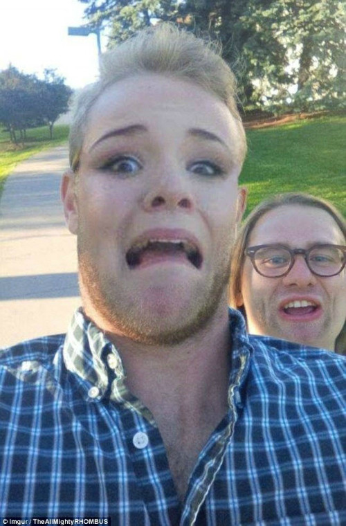 Khuôn mặt của cặp đôi bị các thánh chế lấy ra làm trò đùa.