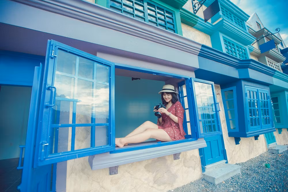 Những cách cửa sổ màu xanh cùng cùng bức tường mà màu trắng, quang cảnh xung quanh bạn chẳng khác gì "Đảo thiên đường" Santorini.