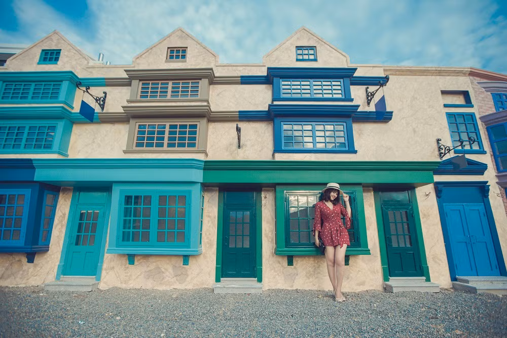 Những ngôi nhà tại địa điểm check-in này là sự kết hợp khéo léo giữa những gam màu xanh, trắng và chất liệu gỗ đã tạo nên 1 không gian vô cùng hiện đại nhưng vẫn ẩn trong mình những nét mộc mạc, bình dị.