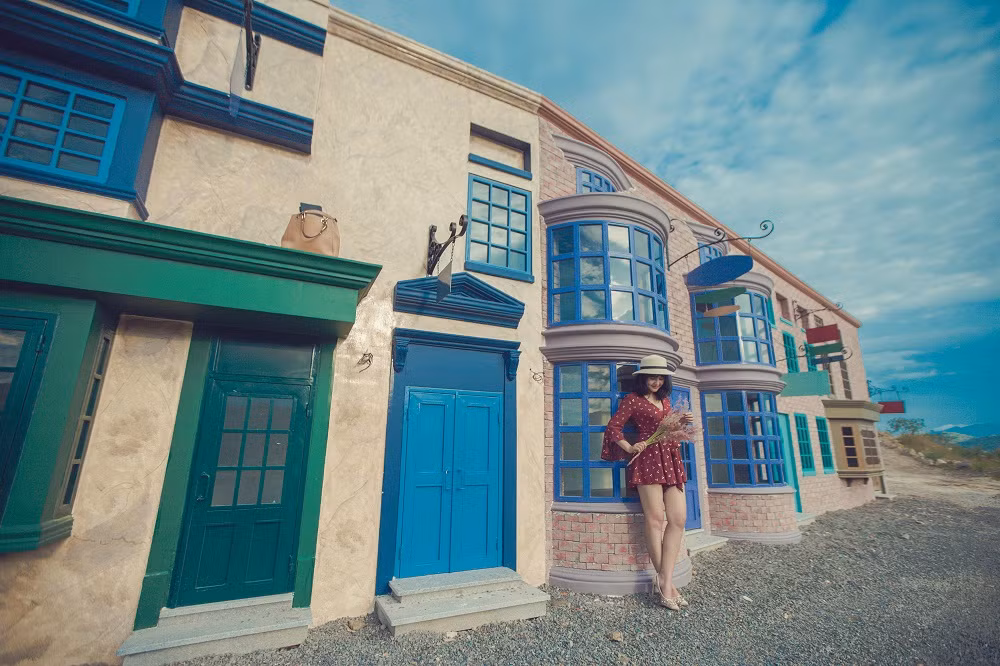 Từ những bức tường trắng cho đến dãy hành lang, từ những ô cửa kính trong suốt cho đến những hàng cây 2 bên đường, nhiều bạn trẻ phải thốt lên rằng mình ngỡ đang như ở trời Âu.