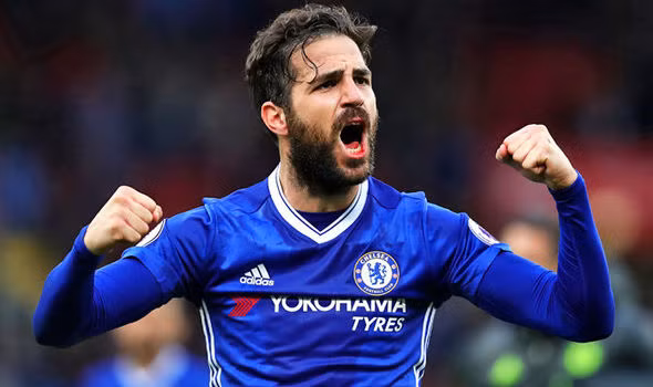 Fabregas "đắt hàng": 2 gã khổng lồ của bóng đá Thổ Nhĩ Kỳ là Besiktas và Galatasaray vừa đánh tiếng đến Chelsea hỏi mua tiền vệ Cesc Fabregas. Fabregas mùa này đã đóng góp 4 bàn thắng và 7 pha kiến tạo cho Chelsea tại Ngoại hạng Anh. Đó là một thành tích rất ấn tượng nếu biết rằng tiền vệ người Tây Ban Nha chỉ mới được đá chính có 8 lần. Ảnh: Goal