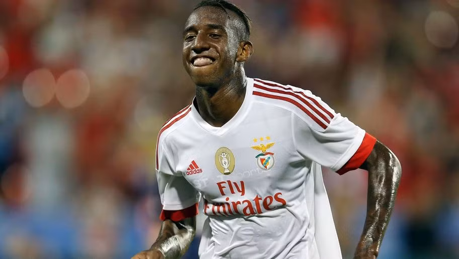 M.U chi 24 triệu euro cho "cái tên lạ": Tờ Jogo đưa tin, HLV Jose Mourinho đang nỗ lực đưa Anderson Talisca về Man United. Talisca năm nay 23 tuổi, có thể chơi tốt ở nhiều vị trí trên hàng công, từ đá cánh cho đến tiền đạo. Điểm mạnh của Talisca là kĩ thuật, khả năng giữ bóng và sút xa. Giá trị chuyển nhượng của cầu thủ người Brazil ước chừng khoảng 24 triệu euro. Khi còn dẫn dắt Chelsea năm 2014, Jose Mourinho đã quan tâm đặc biệt tới Talisca, khi cầu thủ này đang thi đấu cho Benfica. Hiện tại, Talisca đang khoác áo Besiktas theo dạng cho mượn. Ảnh: Jogo