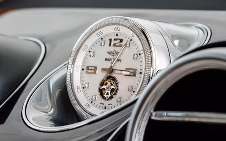 Các múi giờ được điểm bằng kim cương trên siêu xe hạng sang Bentley.