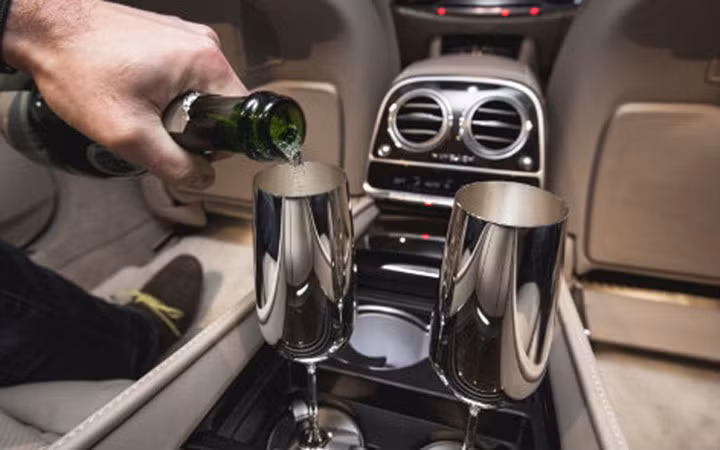 Cặp cốc đựng sâm panh trên Mercedes-Maybach có giá lên tới hơn 3.200 USD (khoảng gần 70 triệu đồng).
