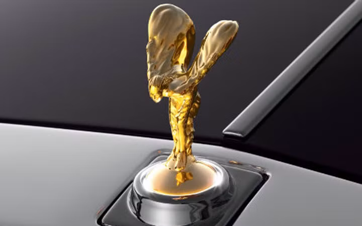 Biểu tượng Spirit of Ecstasy bằng vàng trên Rolls-Royce được làm bằng loại vàng 24 karat có giá lên đến 10.075 USD.