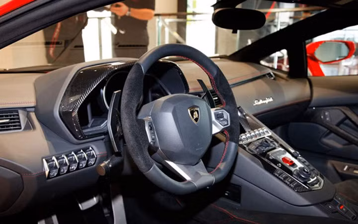 Nếu muốn thêm mái vòm trên cụm đồng hồ và ốp cụm điều khiển trung tâm trong siêu xe Lamborghini Aventador bằng sợi carbon, khách hàng sẽ phải chi số tiền lên đến 9.190 Bảng, tương đương 255 triệu đồng.