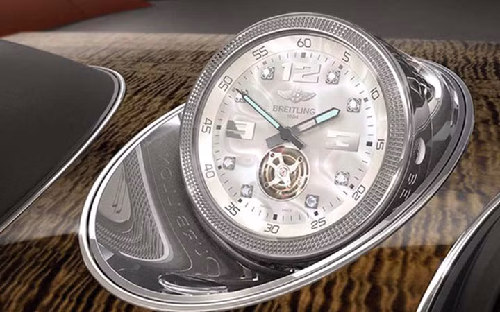 Đồng hồ Breitling trên 2017 Bentley Bentayga có giá lên tới 170.000 USD với thân làm bằng loại vàng trắng hoặc hồng.