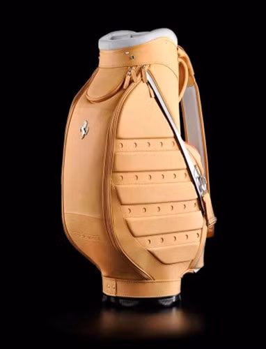 Túi đựng gậy golf của Ferrari F12 Berlinetta có giá lên đến 6.240 Bảng, tương đương 173 triệu đồng.