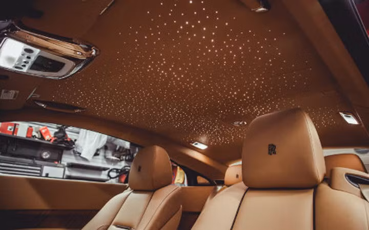 Thậm chí hãng siêu xe sang Rolls-Royce còn có thiết kế mái vòm giống như bầu trời đêm với hàng trăm ngôi sao sáng lấp lánh với chi phí lên tới 12.925 USD (Ảnh: Dân Việt)