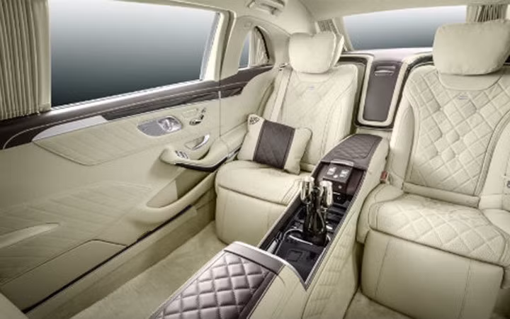 Mercedes-Maybach S600 Pullman limousine với ghế ngồi sau đã có giá lên đến 1.950 USD nhờ thiết kế mở rộng không gian duỗi chân giống như một giường nằm. Khoang làm mát đồ uống ở tay vịn giữa cũng có giá tới 1.100 USD (khoảng hơn 20 triệu đồng).