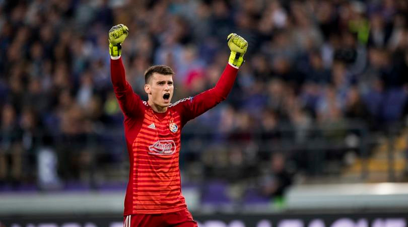 Tờ The Sun, MU cử trinh sát viên nhắm Dominik Livakovic. Năm 2019, thủ môn này được vinh dự được bình chọn là thủ môn xuất sắc nhất Croatia.