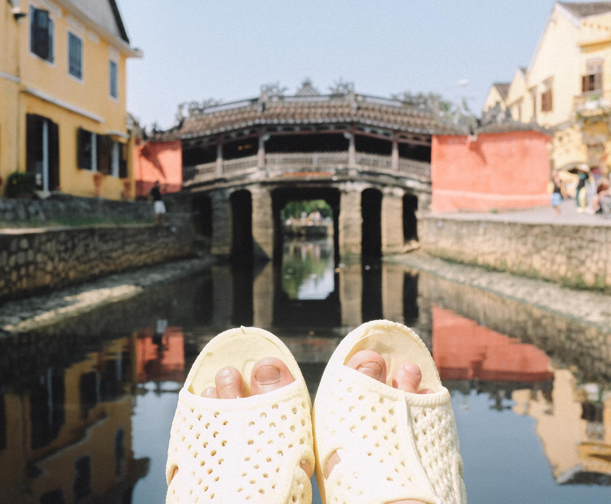 Trước đó Sơn Tùng đã giới thiệu cho bạn bè quốc tế bằng hành trình cùng đôi dép tổ ong thần thánh băng qua biết bao cảnh đẹp Việt Nam.