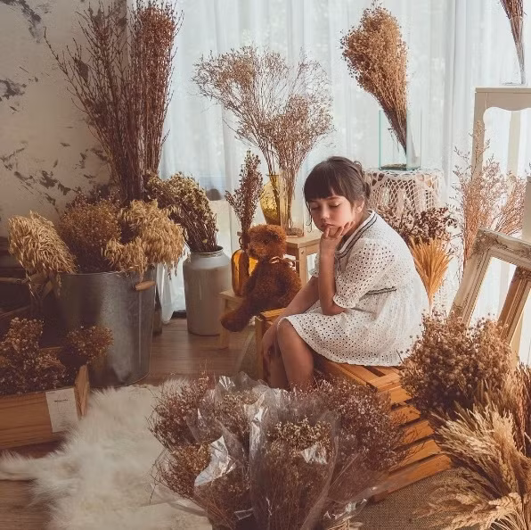 Dù đã thay đổi nhiều nhưng cuộc sống của cô người mẫu nhí sinh năm 2009 này vẫn gắn liền với những bản hợp đồng quảng cáo, những buổi chụp ảnh concept ngoài những giờ học.