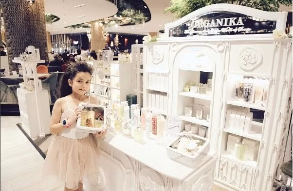 Sau một thời gian rất ít thấy xuất hiện trên báo chí, Jenna bất ngờ trở lại bằng những hình ảnh khá đẹp trên trang cá nhân Instagram và khiến nhiều người đã khá bất ngờ. Vì không chỉ xinh hơn trước mà giờ đây cô người mẫu nhí ngày nào giờ đã trưởng thành hơn cùng với một chút nét dịu dàng, nữ tính.