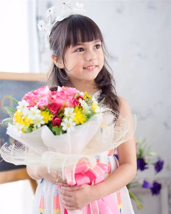 Ngắm nhìn Jenna Jirada Moran, nhiều người nhận xét rằng cô bé có khuôn mặt bầu bĩnh, đôi mắt to tròn long lanh và nụ cười duyên đáng yêu khiến cho người mẫu nhí Thái Lan này nhận được rất nhiều tình cảm của mọi người.