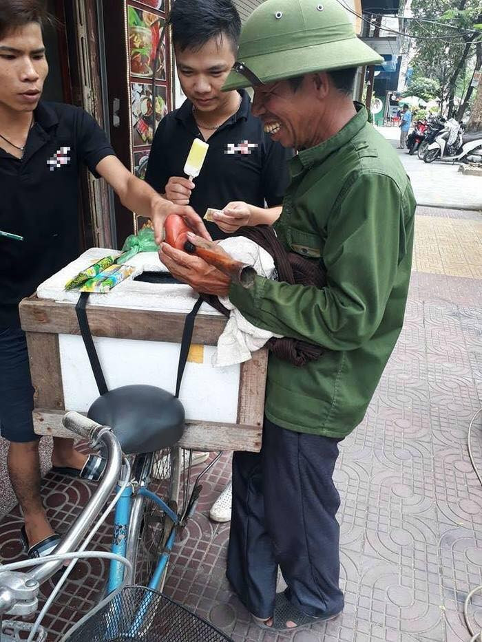 Chỉ đơn giản với chiếc xe đạp và chiếc thùng đơn sơ ghi chữ "kem" cùng tiếng tiếng kèn nhỏ, những chiếc xe bán kem ngày xưa đã rong ruổi hết đầu làng cuối xóm.