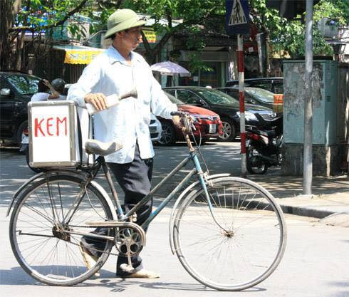 Những cây kem ngày xưa chỉ có giá 500 đồng ngọt, cứng, nhiều đá. Thế mà chẳng hiểu tại sao ngày ấy lại si mê vị kem này đến lạ.