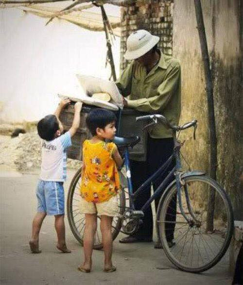 Chứng kiến những hình ảnh xe bán kem này, nhiều dân mạng như được ngược thời gian, xuôi về dòng kí ức.