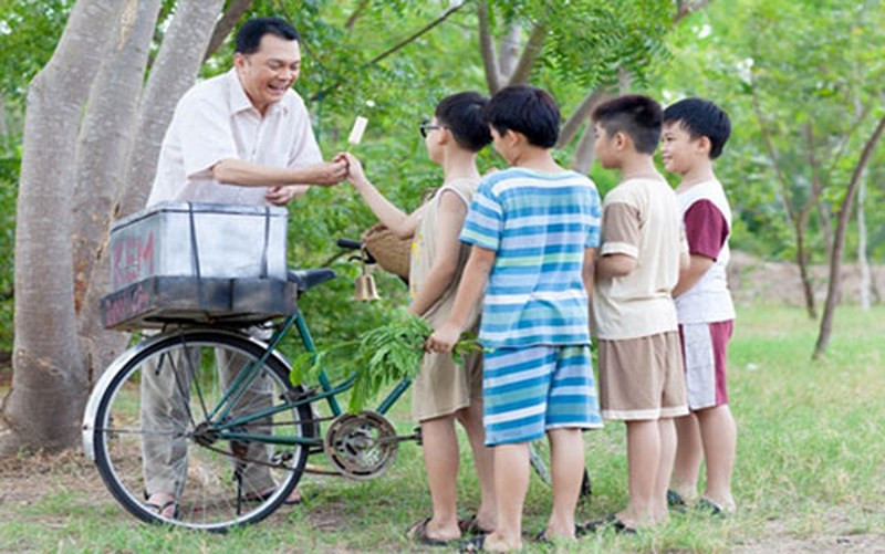 Chỉ với vài trăm đồng nhưng các bạn trẻ ngày ấy đã có thể thưởng thức que kem mát lạnh, đặc biệt giải tỏa cơn khát trong ngày hè nóng bỏng.