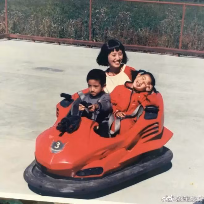 Việc khoe ảnh thanh xuân của các bà mẹ đẹp chẳng kém cạnh các hot girl ngày nay đã trở nên quen thuộc với giới trẻ Việt. Tuy nhiên, mới đây mạng xã hội Trung Quốc mới rộ lên phong trào này và nhanh chóng trở thành trào lưu mạng xã hội mới ở xứ Trung.