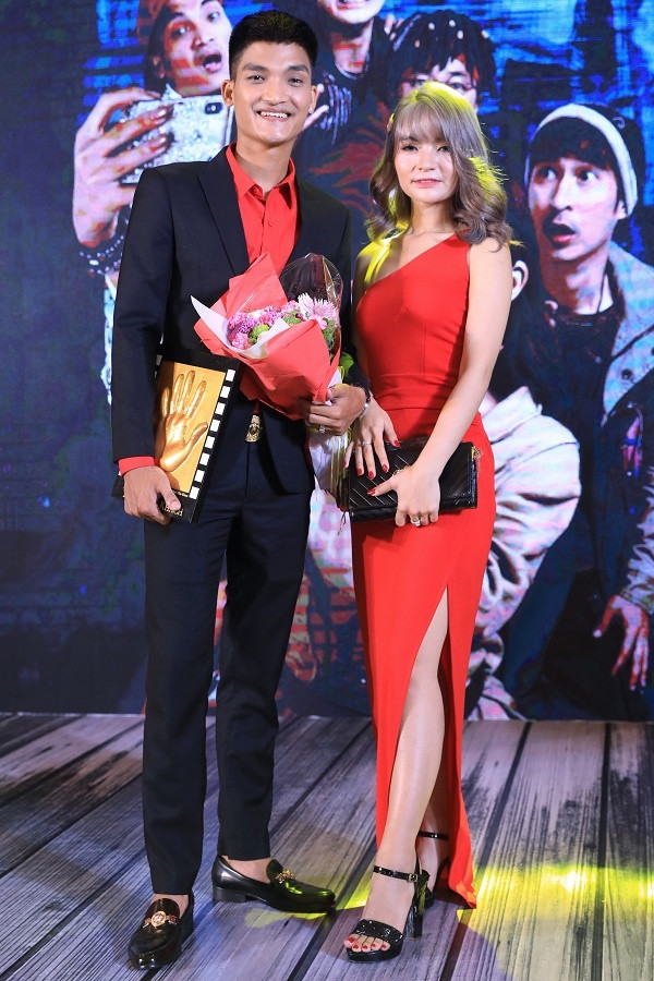 Mạc Văn Khoa và bạn gái xuất hiện trong lễ ra mắt phim "Lật Mặt".