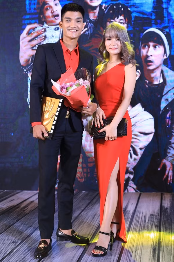 Mạc Văn Khoa và bạn gái xuất hiện trong lễ ra mắt phim "Lật Mặt".