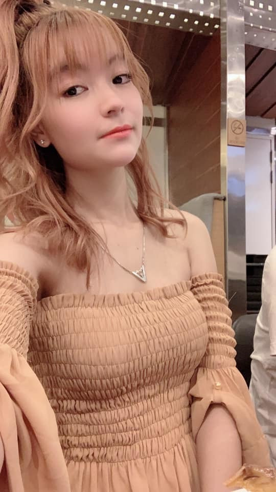 Sau khi được mọi người biết đến nhiều hơn, Mạc Văn Khoa không hề ngần ngại công khai tình cảm với bạn gái lâu năm.