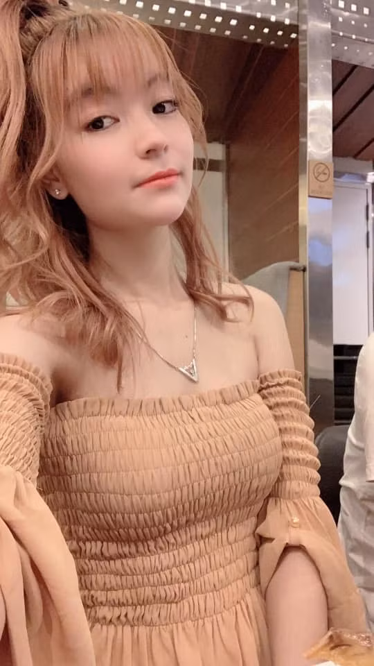 Sau khi được mọi người biết đến nhiều hơn, Mạc Văn Khoa không hề ngần ngại công khai tình cảm với bạn gái lâu năm.