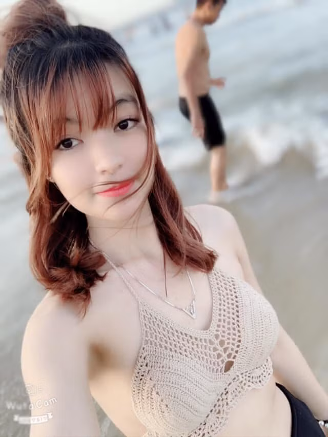 Bạn gái Mạc Văn Khoa thường xuyên chia sẻ những hình ảnh khá gợi cảm lên trang cá nhân.