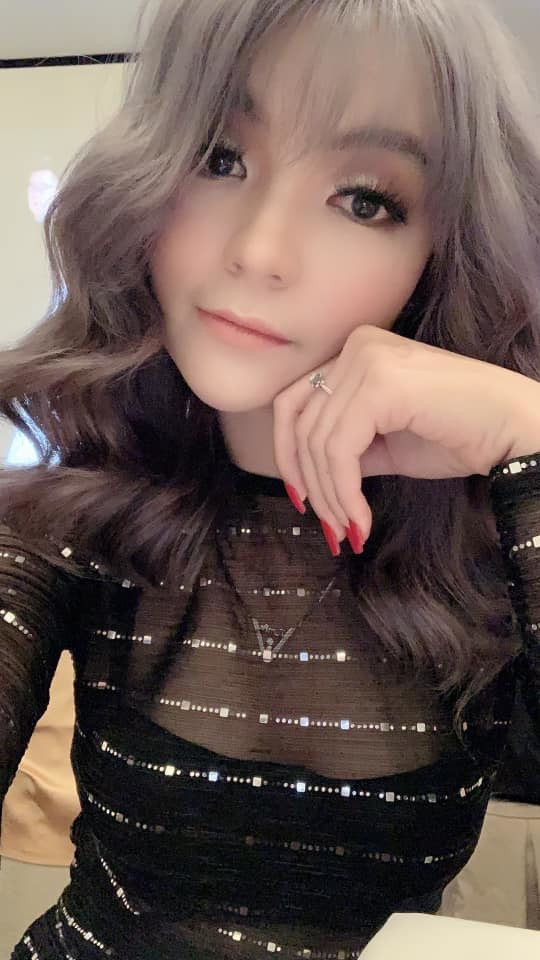 Tuy không có nhiều thông tin về bạn gái của Khoa nhưng thông qua những hình ảnh trên mạng xã hội cũng có thể thấy, bạn gái Mạc Văn Khoa có ngoại hình ưa nhìn, gợi cảm. Thậm chí, nhiều người cho rằng, cả hai giống như một cặp “đũa lệch” về ngoại hình.