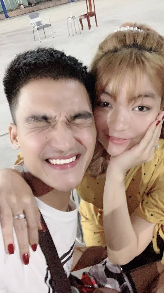 Người yêu Mạc Văn Khoa có tên Vy Cả hai công khai xuất hiện cùng nhau trong dịp đám cưới Trường Giang – Nhã Phương vào cuối năm 2018.