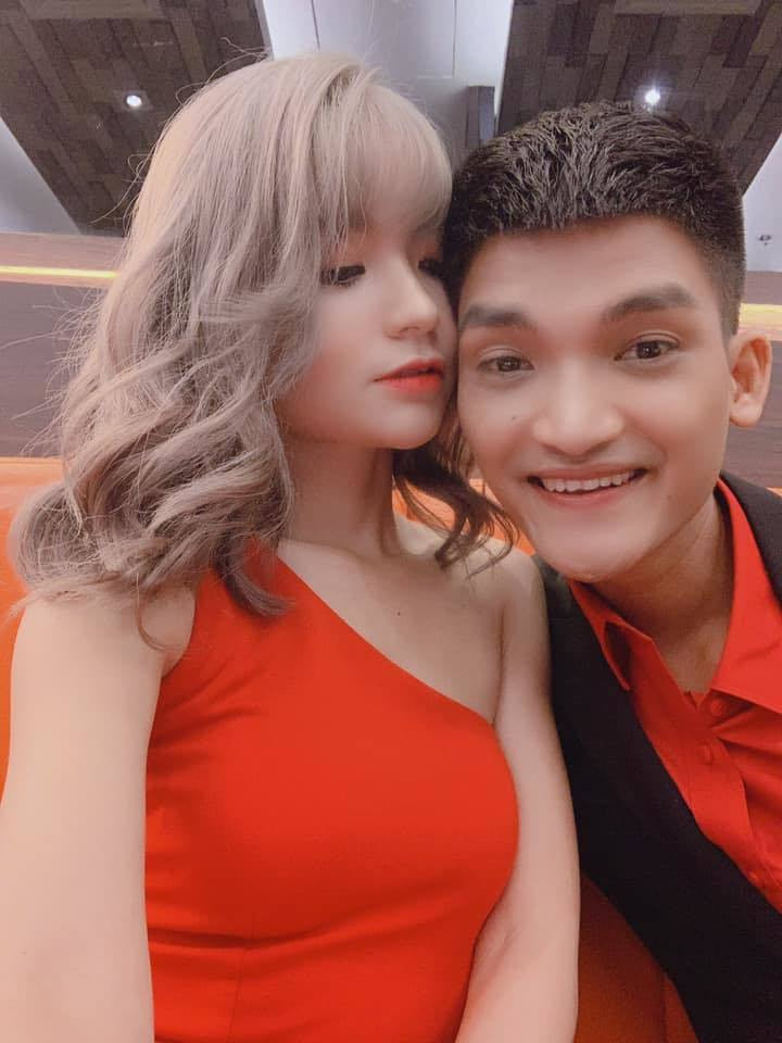 Mạc Văn Khoa được nhiều khán giả đặt biệt danh diễn viên hài xấu nhất Việt Nam nhưng chính điểm yếu đó đã được anh chàng người Hải Dương được khán giả nhớ tới. Mới đây, Văn Khoa đã công khai bạn gái hot girl và được CĐM ngay lập tức chú ý.