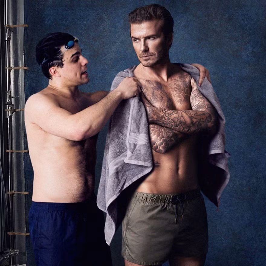 Từng "gây bão" với bộ ảnh "Ngủ cạnh người nổi tiếng" hay "Tôi là bạn thân bí mật của Obama", Rob thể hiện tài năng photoshop của mình khi tự đưa chính bản thân vào vai quần chúng bên cạnh những ngôi sao nổi tiếng.