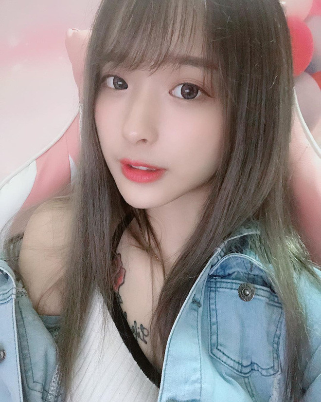 Công việc chính của Pie là người mẫu kiêm streamer còn công việc bán ổi chỉ là phụ giúp cho mẹ.