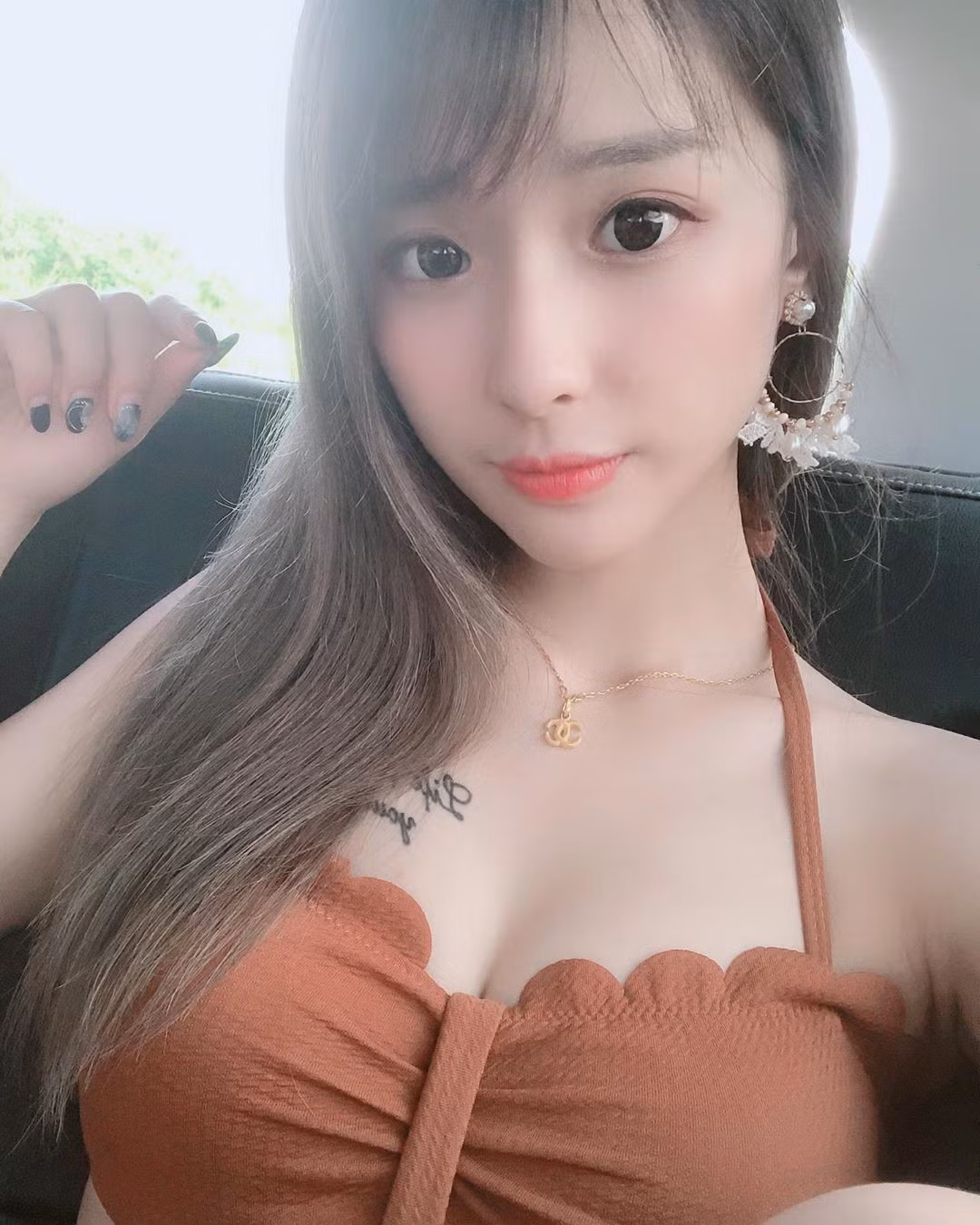 Dù không phải lúc nào cũng có mặt tại sạp hoa quả nhưng Pie vẫn giúp bố mẹ thu hút được một lượng lớn khách hàng, đặc biệt là các khách nam.