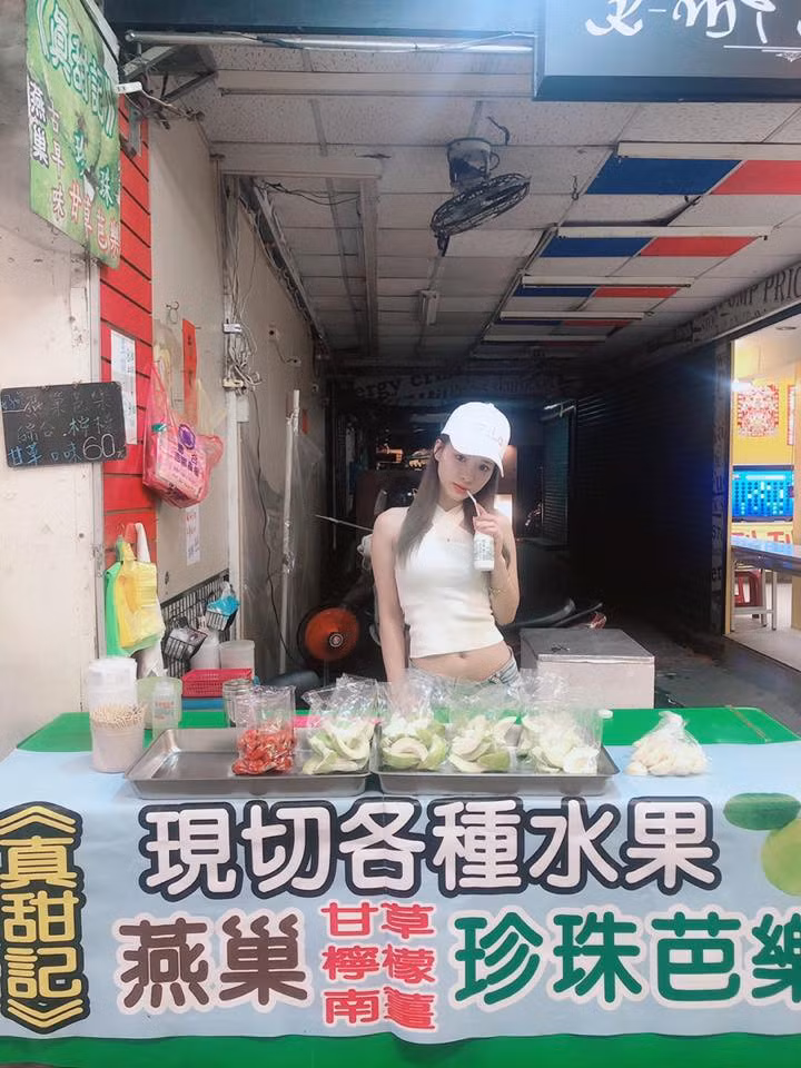 Nổi bật giữa những túi ổi đã được cắt gọt gọn gàng, cô gái bán hoa quả gây ấn tượng với người qua đường bằng ngoại hình xinh xắn, làn da trắng như phát sáng và dáng người thu hút.