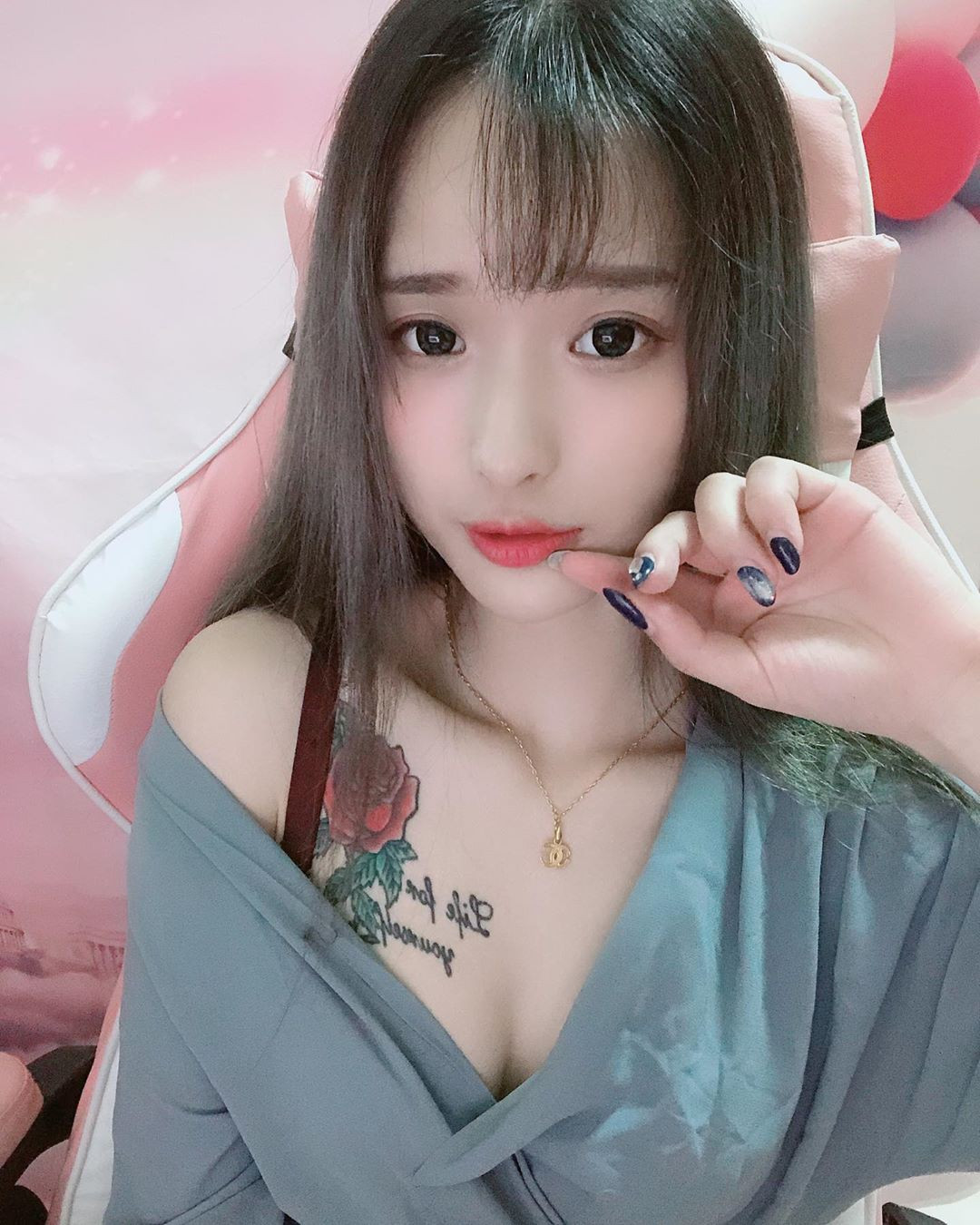 Việc chụp ảnh mẫu cũng như stream game và giao lưu cùng fan khá bận rộn, áp lực và tốn nhiều thời gian nhưng chỉ cần rảnh rỗi, Pie đều tranh thủ về nhà thăm gia đình, đồng thời phụ giúp mẹ ở sạp bán ổi.
