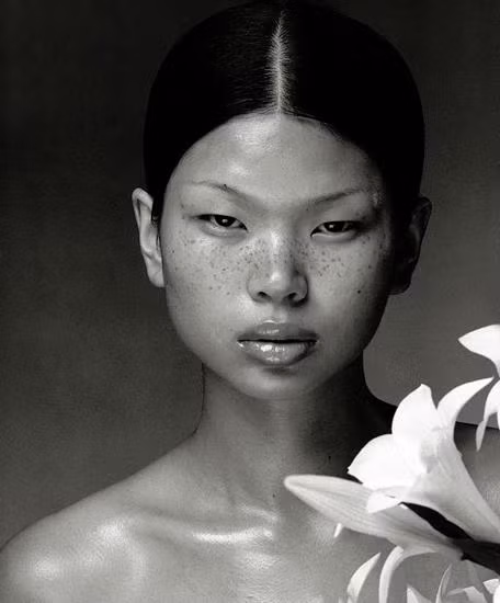 Mặc dù sở hữu những khiếm khuyết như mũi tẹt, mắt hí, môi dày nhưng siêu mẫu Trung Quốc - Lữ Yến vẫn tỏa sáng và thành công bởi chính vẻ "xấu lạ" của mình.