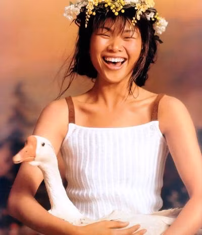 Không lâu sau khi bước chân vào nghiệp người mẫu, Lữ Yến đã giành luôn giải Á quân tại giải Siêu mẫu thế giới năm 2000 đồng thời cũng là người mẫu Trung Quốc có thành tích cao nhất từ trước đến nay trên đấu trường quốc tế này.