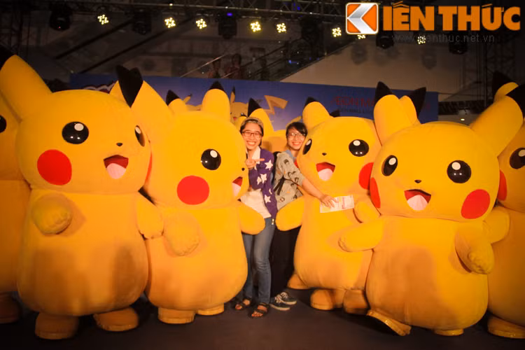 Sau đó là màn chụp ảnh hết sức dễ thương của đoàn binh dễ thương này cùng các bạn trẻ Hà thành.