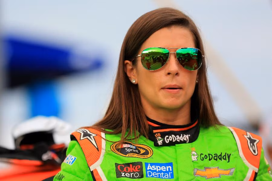 Tổng số thu nhập của Danica Patrick, tay đua xe đường trường NASCAR kiếm được trong năm 2015 là 13,9 triệu USD. Danica Patrick là tay đua nổi tiếng xinh đẹp trong giới đua xe nên cô nhận được rất nhiều hợp đồng quảng cáo. Cô làm đại sứ hình ảnh cho những công ty lớn như Super Bowl hay Go Daddy.