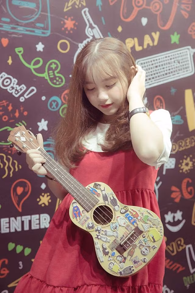 Trên trang cá nhân Facebook, Ngọc Thảo là một người khá kín tiếng, rất ít khi chia sẻ những hình ảnh dễ thương của mình như nhiều cô nàng xinh đẹp khác. Nhưng mỗi bức ảnh của cô nàng này đều nhận được sự chú ý rất lớn từ dân mạng.