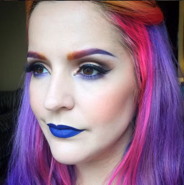 Trên trang mạng xã hội Instagram, bạn chỉ cần gõ hashtag như #rainbowbrows, #colorfulbrows điều bạn nhận lại được đó là hàng loạt những thành viên theo phong cách nhuộm lông mày đa sắc.