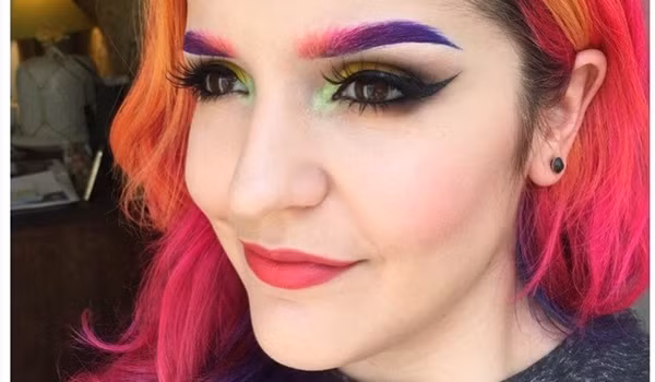 Ngoài cách dùng phấn màu, các cô gái có thể sử dụng thuốc nhuộm tạm thời cho lông mày nhằm giữ màu của chúng lâu hơn.