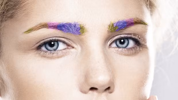 Được nhiều bạn trẻ ưu chuộng, vậy nên xu hướng này cũng gây ra tranh cãi. Nhiều dân mạng cho rằng, lối trang điểm này chỉ phù hợp với những bữa tiệc hay đại nhạc hội hay lễ hội âm nhạc ngoài trời chứ không mang nhiều tính ứng dụng trong đời sống hàng ngày.