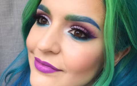 Tuy nhiên, dân mạng cho hay nên kiểm tra kỹ thành phần thuốc để tránh gây kích ứng da. Đặc biệt, khi sử dụng phương pháp này, cần cẩn thận để thuốc nhuộm không dính vào mắt.