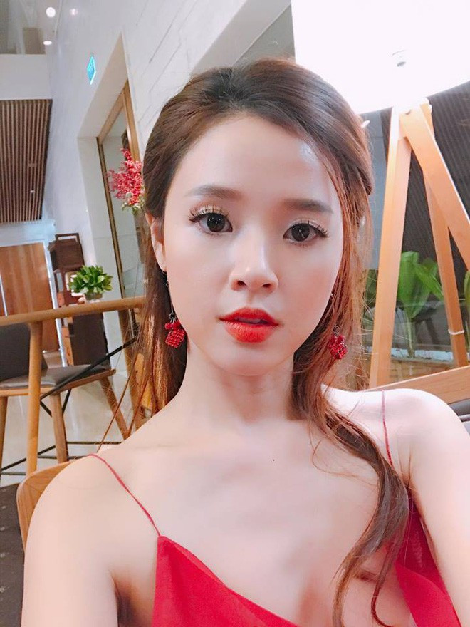 Nếu như trước kia lúc nào cũng "kín như bưng", thì bây giờ thậm chí hot girl 8X này còn khoe khéo vòng 1 nảy nở, thật sự không ngờ Midu lại có 3 vòng nuột nà đến vậy.