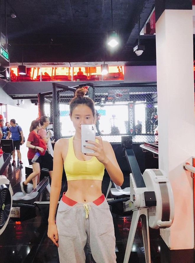 Chẳng cần phải cầu kỳ, lên đồ gợi cảm táo bạo, Midu chỉ cần mặc một chiếc áo crop bra kéo khoá hờ hững như thế này là đủ khiến bao người nghẹt thở trước vòng 1 nóng bỏng gợi cảm của mình.