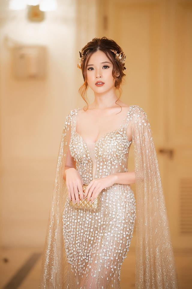 Khác hoàn toàn với các người đẹp Vbiz khác, những người chọn cách nâng cấp vòng 1 hay cả những người đẹp vốn sẵn có đôi "gò bồng đào" gợi cảm, Midu dù có quyến rũ, có phô diễn vòng 1 hay vóc dáng thì cô vẫn giữ được nét trong trẻo ngây thơ trên khuôn mặt.