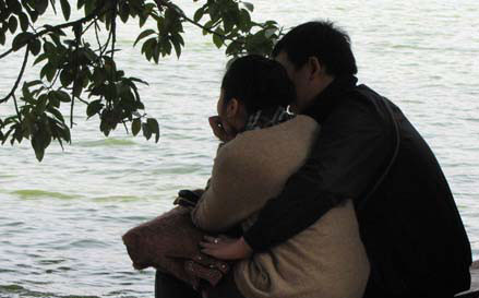 Ngứa mắt trước hành động hôn nhau 2 tiếng giữa đường, chủ nhà ở phố Chùa Láng đành phải làm người phá đám, ra nhắc nhở đôi bạn trẻ và kết quả là họ lại dựng xe lên lề đường và tiếp tục hôn nhau...